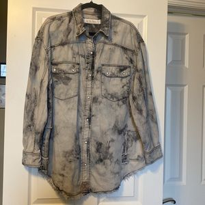 We The Free Tie-Dye Gray Denim Shirt in Size M. NWOT. Has Raw Hem, Snaps & More